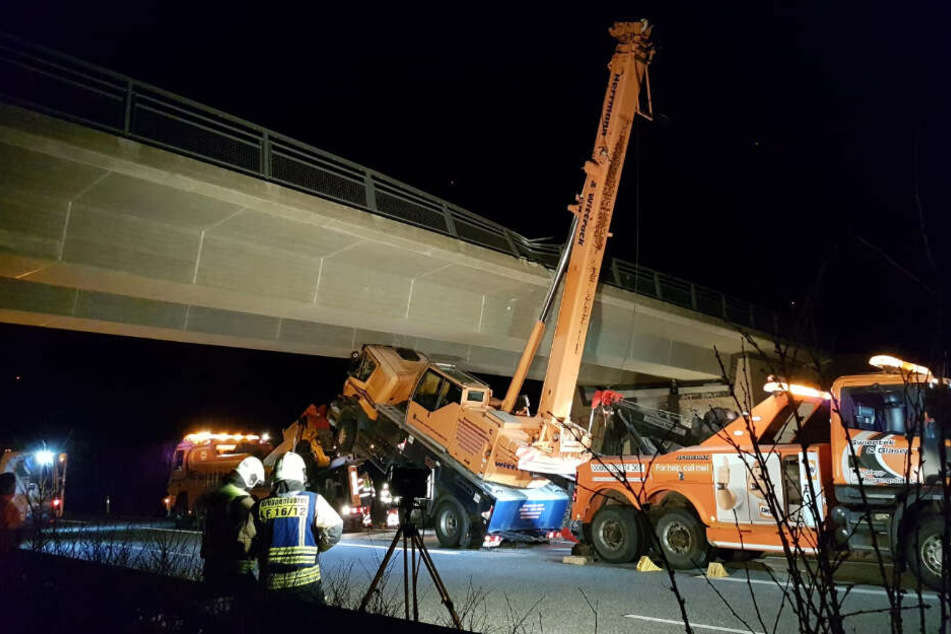Der Ausleger des Krans blieb an der Brücke hängen.