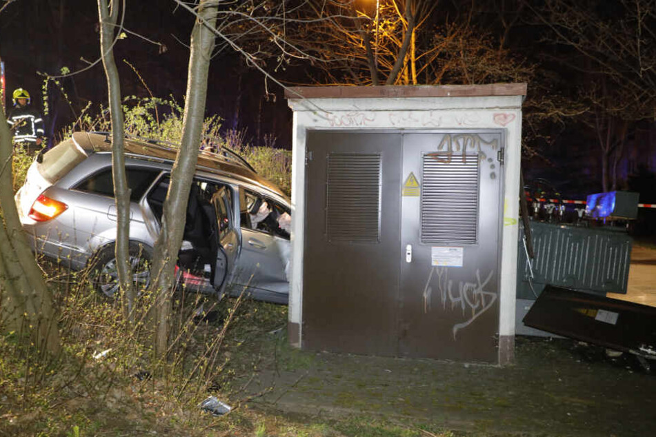 Die Insassen des Mercedes wurden bei dem Unfall verletzt.