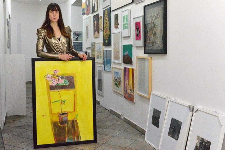 Die Künstlerin Suntje Sagerer (35) mit ihrem Bild "Blossom" (für 130 Euro zu haben).