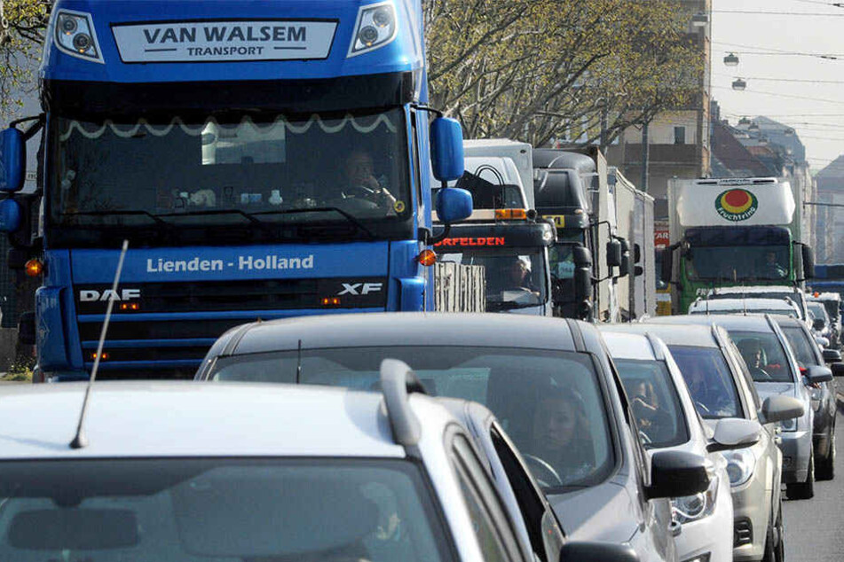 Die Linke will ein Durchfahrtsverbot für Lkw in Leipzig prüfen lassen. (Symbolbild)