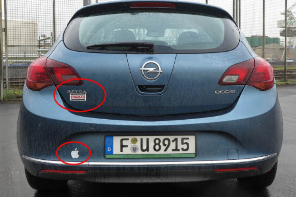 Auffällig an dem Auto sind die beiden Aufkleber im Heckbereich.