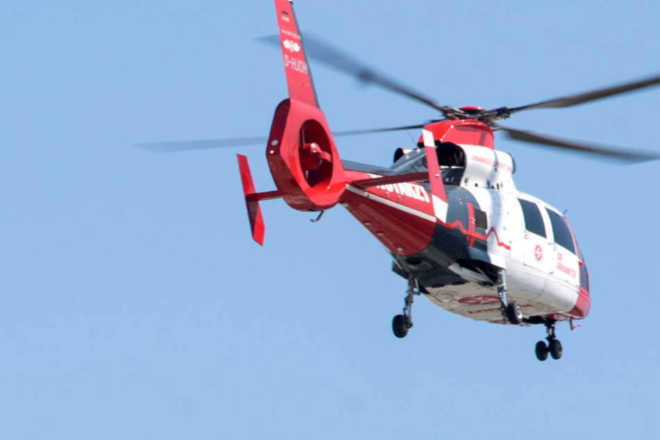 Drei der Verletzten wurden mit dem Rettungshubschrauber ins Krankenhaus gebracht. (Symbolbild)