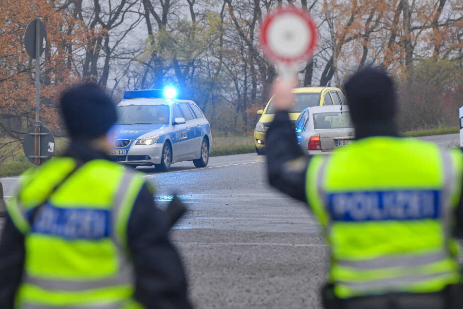 An neuralgischen Punkten positionierten sich Polizisten. (Symbolbild)