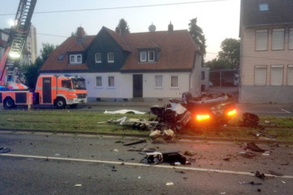 Einsatzkräfte räumten nach dem tödlichen Unfall die Straße.