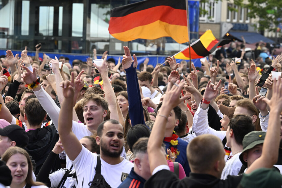Die regulären Fanzonen in Köln am Tanzbrunnen und am Heumarkt waren bei den beiden bisherigen Spielen der deutschen Elf bereits Stunden vor Anpfiff überfüllt.