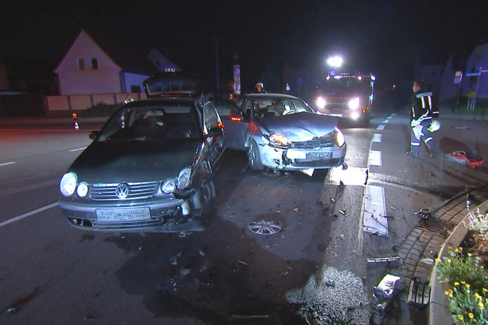 In Liemehna bei Jesewitz ist es Mittwochnacht zu einem schweren Verkehrsunfall gekommen. Dabei sind zwei Autos miteinander kollidiert.