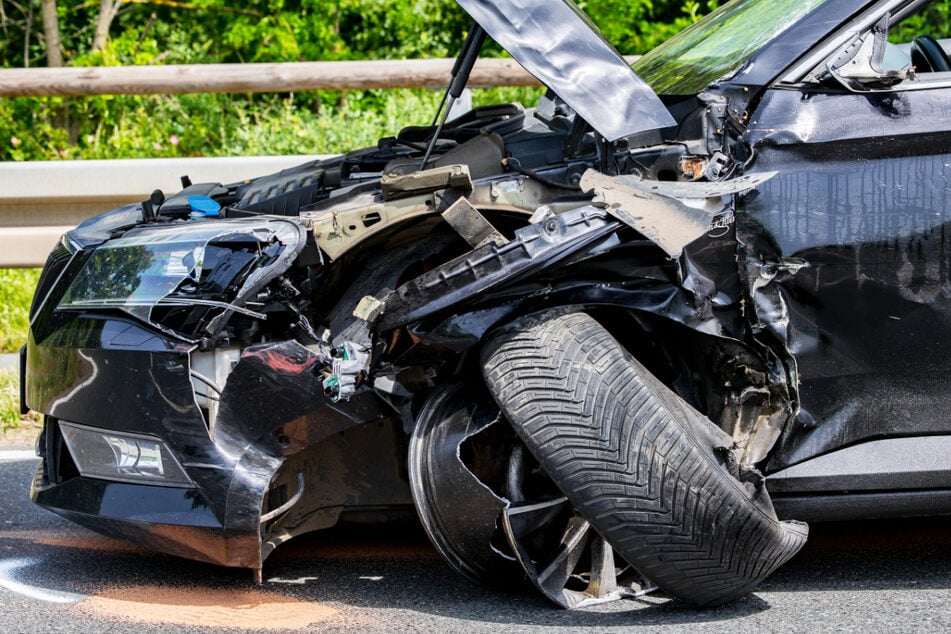 Die 39-jährige Autofahrerin blieb unverletzt, die Landstraße wurde gesperrt.