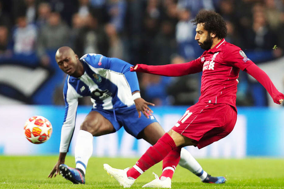 Liverpools Mohamed Salah bereitete das 1:0 für die Reds vor. Hier spielt er den Ball an Portos Danilo Pereira vorbei.