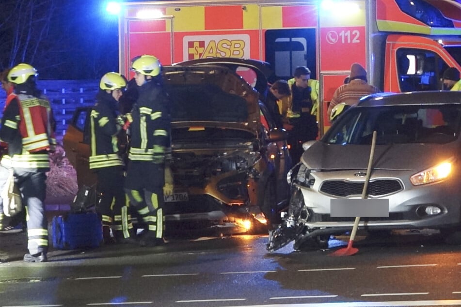 Auf der Kreuzung Sommerfelder und Zweinaundorfer Straße in Leipzig-Mölkau hat es in der Nacht zu Sonntag gekracht.