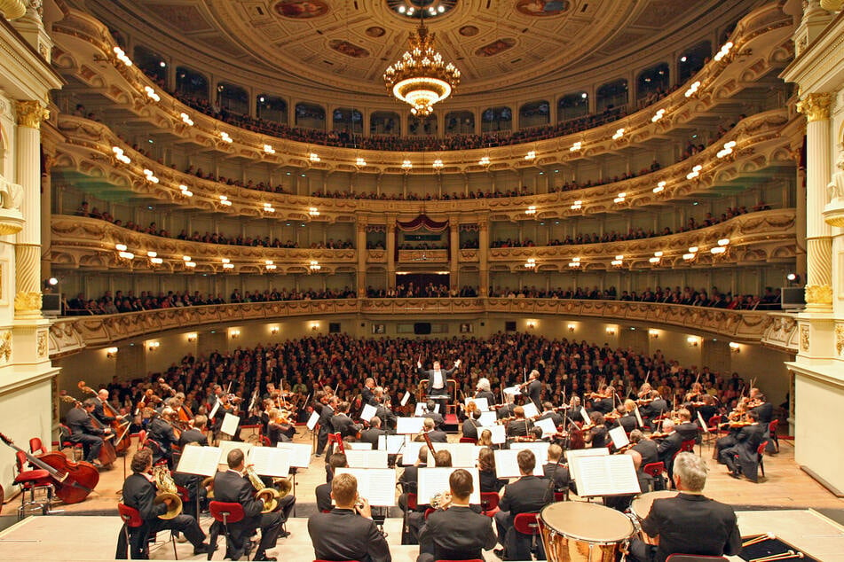 Die Staatskapelle Dresden spielt während des Konzertes zu ihrem 460. Geburtstag in der Dresdner Semperoper. (Archivbild)