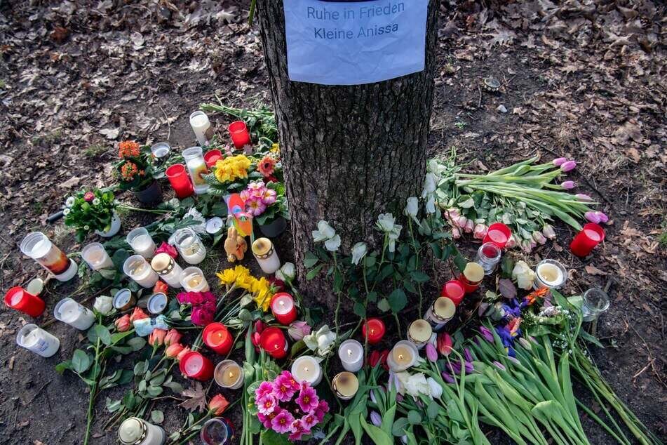 Blumen und Kerzen erinnern im Bürgerpark Pankow an die kleine Anissa.