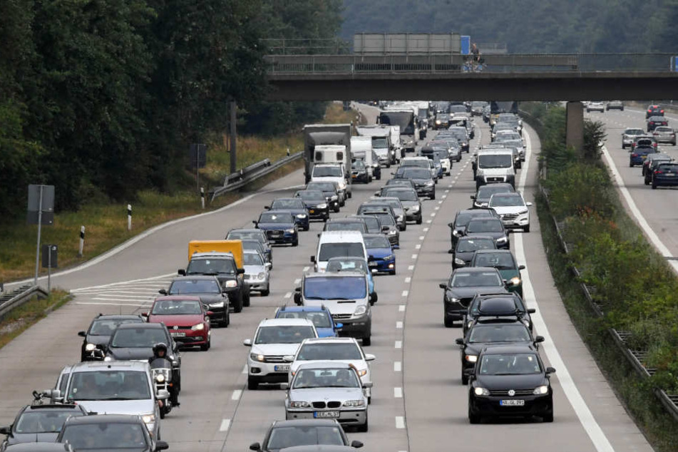 Von Samstag- bis Sonntagabend müssen sich Verkehrsteilnehmer auf Unannehmlichkeiten einstellen. (Symbolbild)
