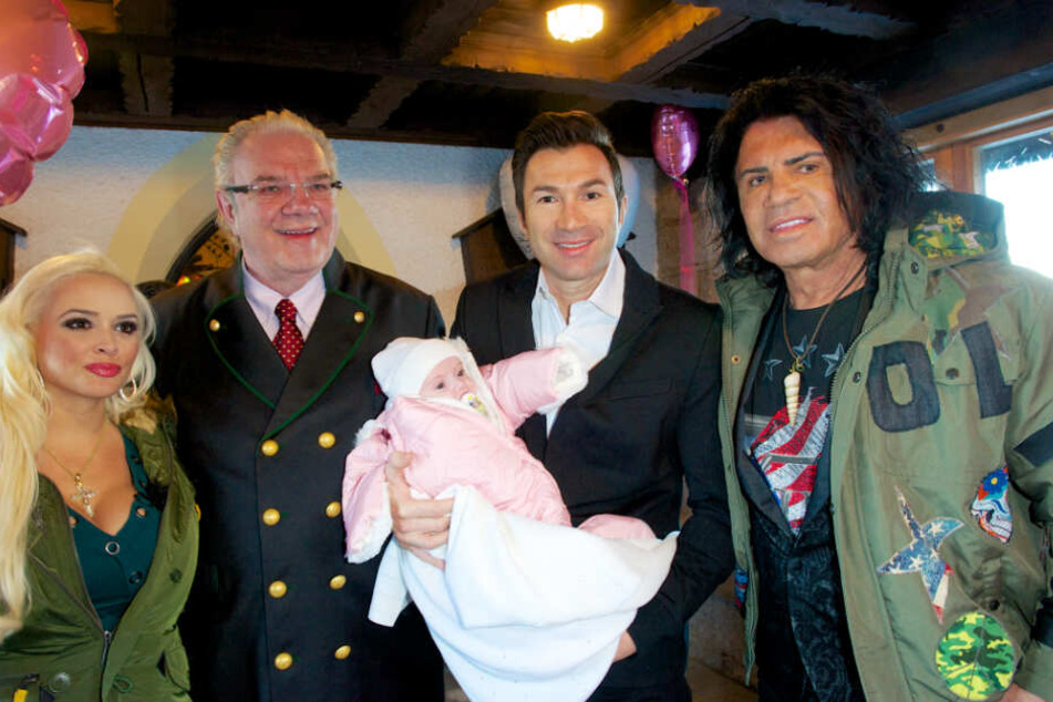 Von links nach rechts: Daniela Katzenberger, Fürst Heinz von Sayn-Wittgenstein, Luca Cordalis mit Täufling Sophia und Costa Cordalis.
