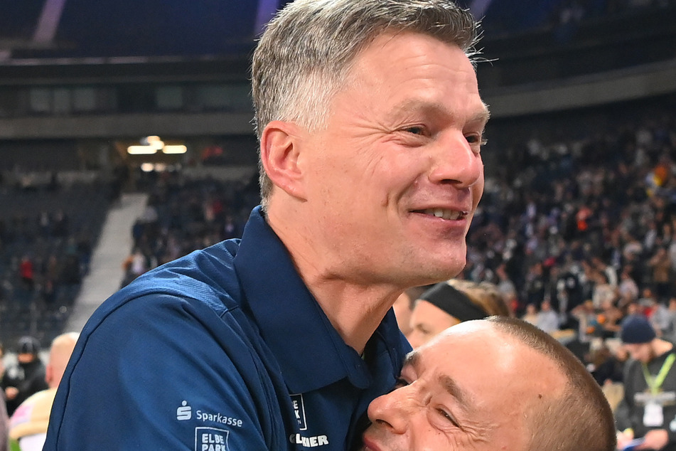 Riesenfreude bei Coach Ulrich Däuber (l.), seit Oktober 2017 Coach der Dresdner, und Monarchs-Geschäftsführer Jörg Dreßler.