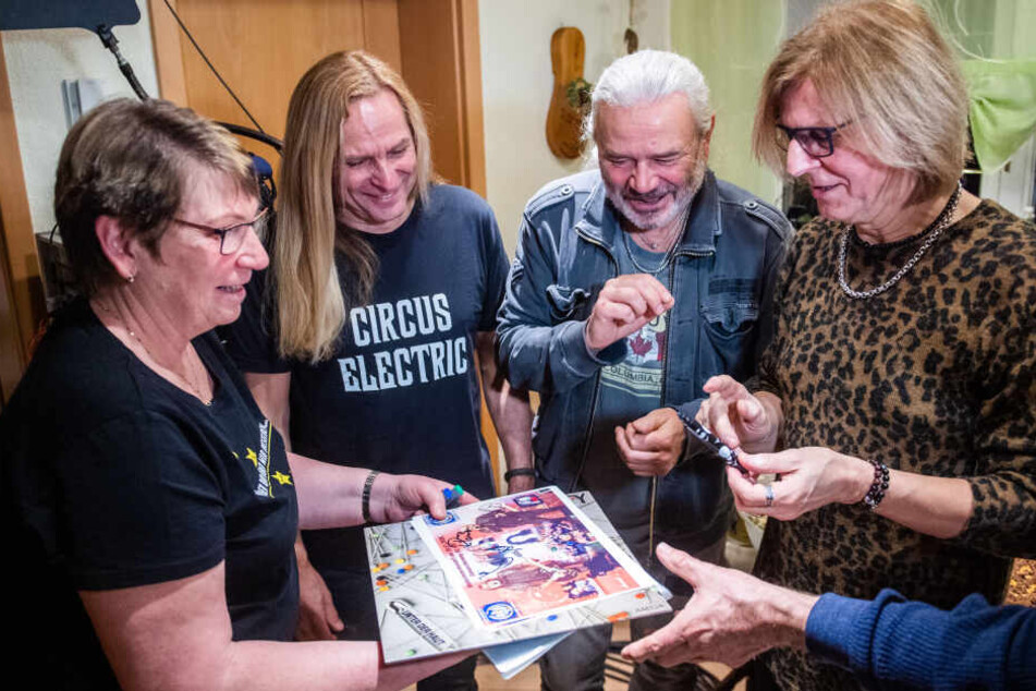 Klaus Kühn (65), seine Frau und acht Freunde gewannen ein Wohnzimmerkonzert der "Rock Legenden" in Hohenstein-Ernstthal.