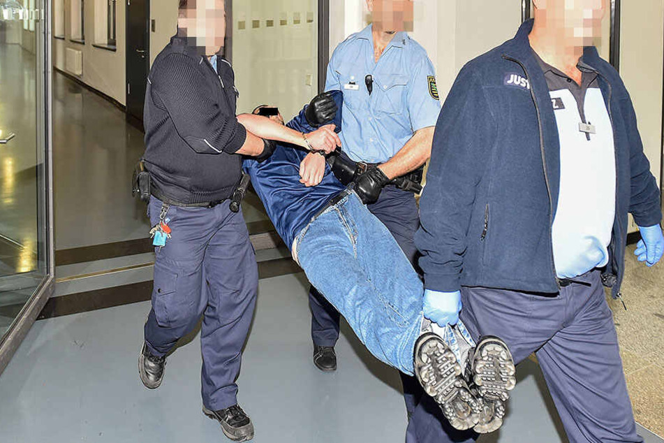 Die Beamten mussten Rami A. in zur Anklagebank tragen.