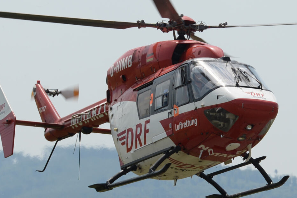 Mit einem Rettungshubschrauber ist der Mann ins Krankenhaus geflogen worden. (Symbolbild)