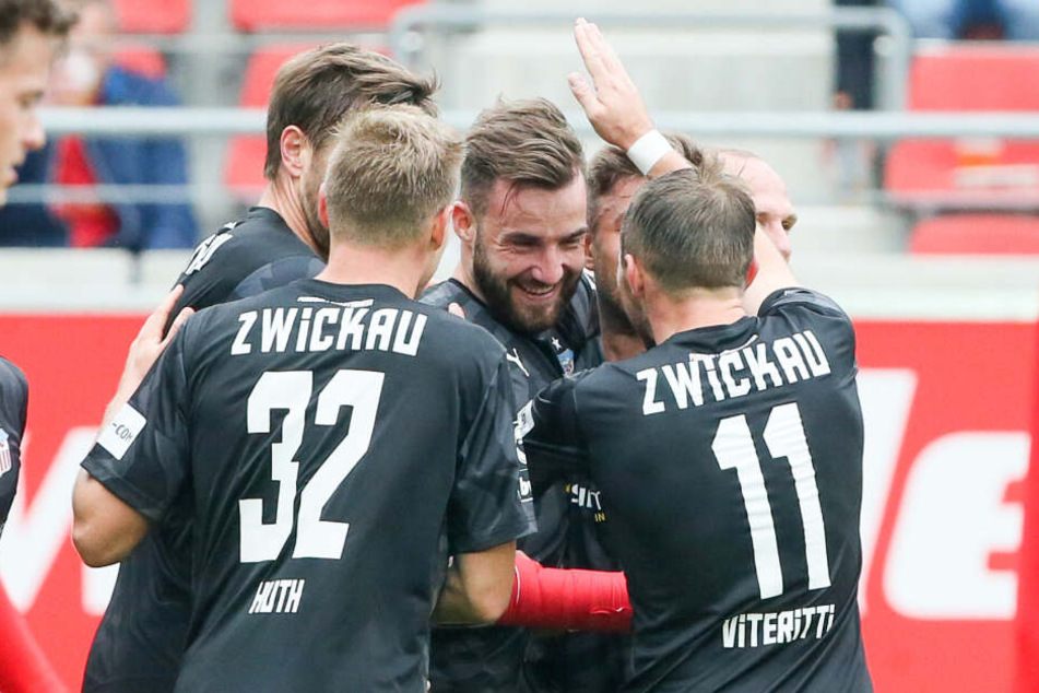 Tor für Zwickau, Zwickauer Spieler um Morris Schröter jubeln nach dem Treffer zum 0:1.