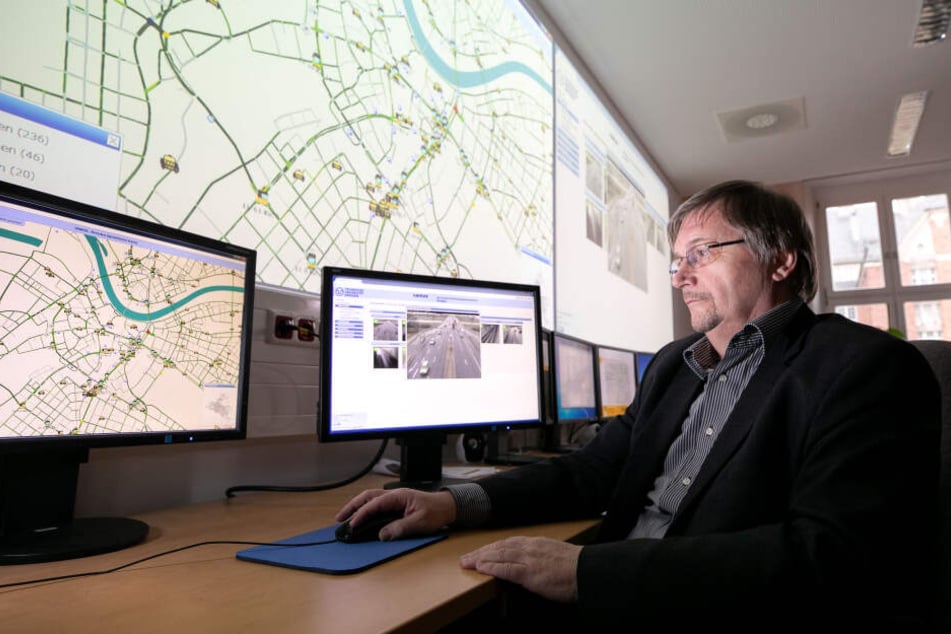 Ralf Franke (62) von der TU Dresden (Institut für Verkehrstelematik) steuert die Anlage an der Uni.