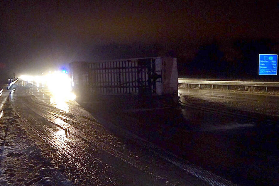 Zwischen Dessau-Ost und Vockerode blockiert ein Laster zwei Fahrspuren.