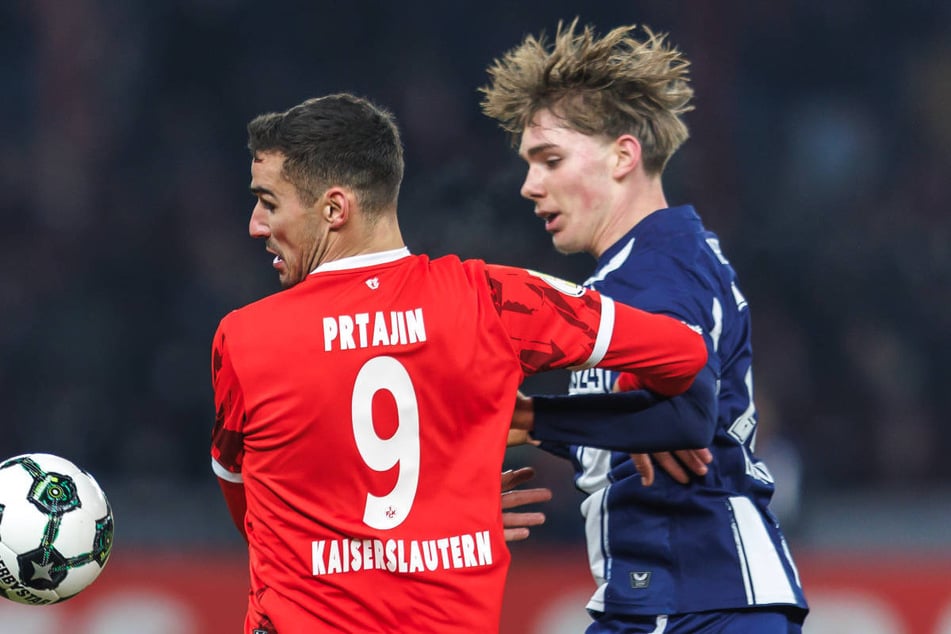 Kennet Eichhorn (16, r.) hat im DFB-Pokal gegen Kaiserslautern sein erstes Profi-Tor für Hertha BSC geschossen.