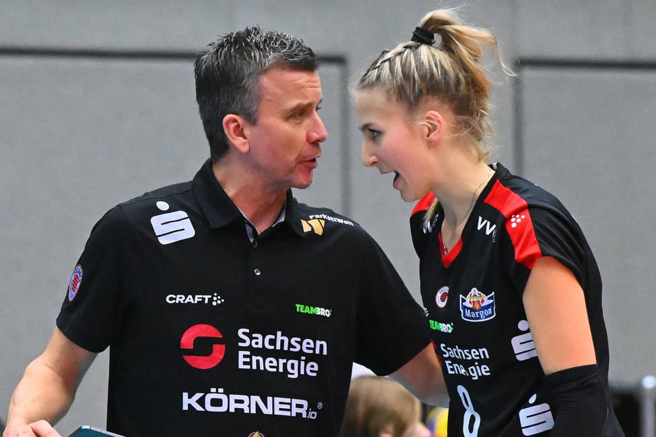 Monique Strubbe (21) im Gespräch mit Chefcoach Alex Waibl (55).