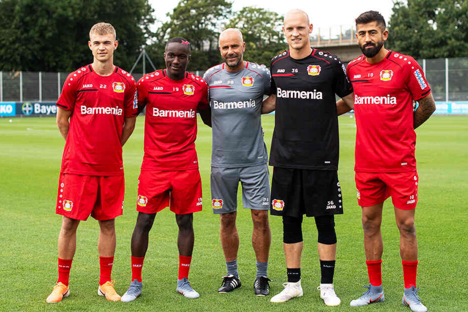 B04-Coach Peter Bosz (M.) mit den Neuzugängen Daley Sinkgraven (l.), Moussa Diaby (Zweiter von links), Niklas Lomb (Zweiter von rechts) und Kerem Demirbay (r.).