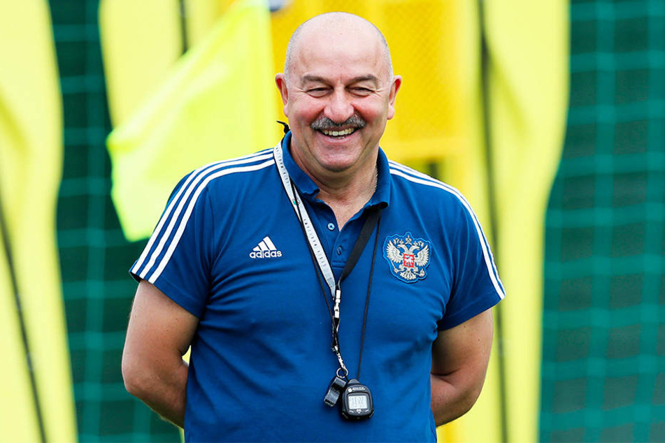 Auch Russlands Nationaltrainer Stanislaw Tschertschessow sorgte für Erheiterung.