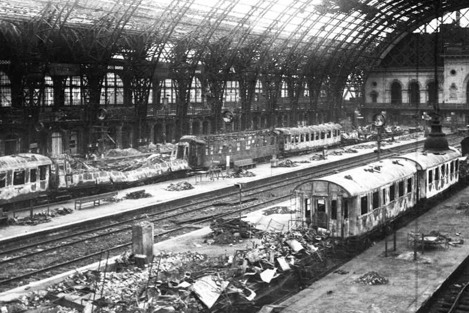 Der Hauptbahnhof war ein wichtiges Ziel. Über den Bahnknoten Dresden lief damals der militärische Nachschub für die Ostfront.