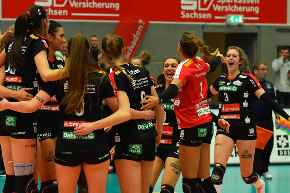 Es ist geschafft, der DSC feiert den Einzug ins Pokalfinale. Lenka Dürr (im roten Trikot) breitet jubelnd die Arme aus.