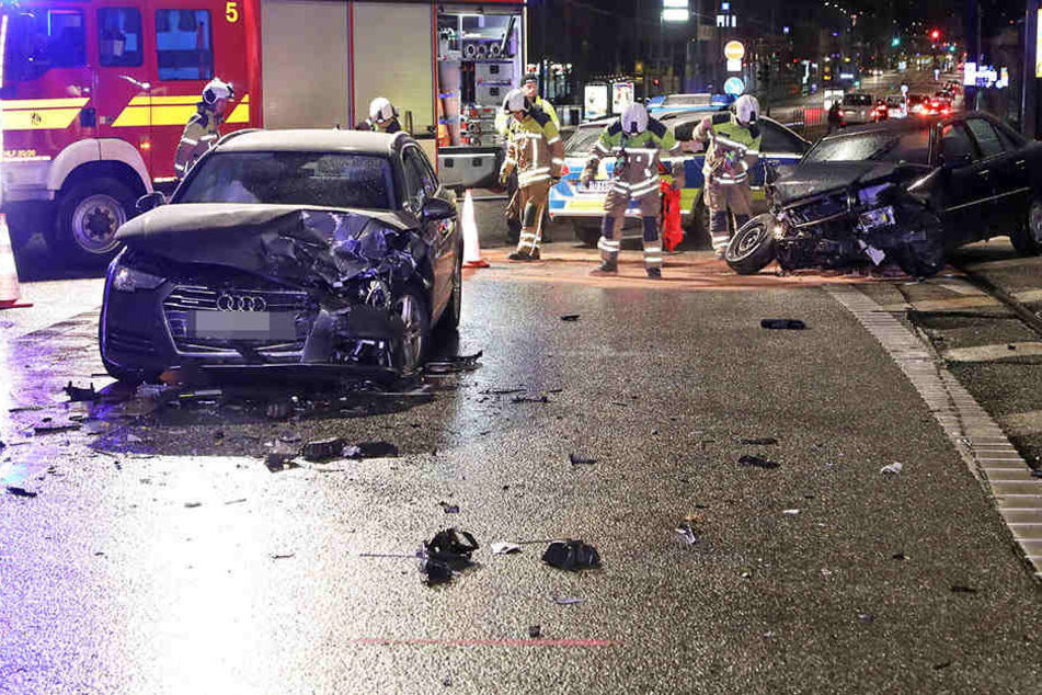Auf der Marienbrücke kam es zum Unfall. Ein Mercedes und ein Audi waren beteiligt.