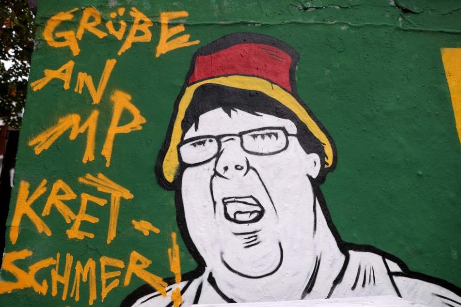Im Graffito grüßt der Künstler Ministerpräsident Michael Kretschmer.