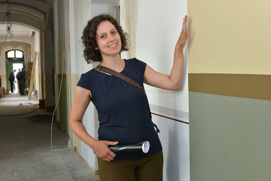Projektleiterin Nora Städel zeigt im Haus C der Dreikönigsschule die
verschiedenen Farbtöne, aus denen ausgewählt wird.
