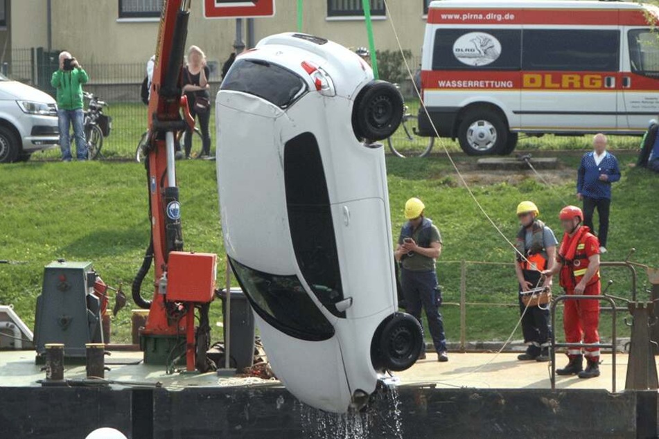 Per Kran war der VW Golf 6 aus der Elbe gezogen worden.