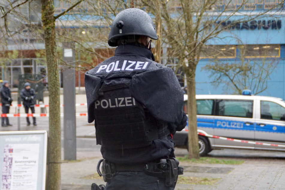 Die Polizei sicherte die Gymnasien ab.