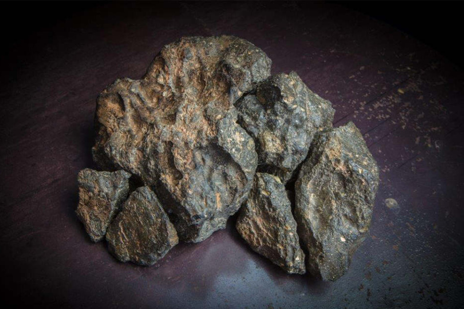 So sehen die sechs Fragmente des 5,5 Kilogramm schwerer Mondmeteorit aus, der 2017 in Nordwestafrika entdeckt wurde.