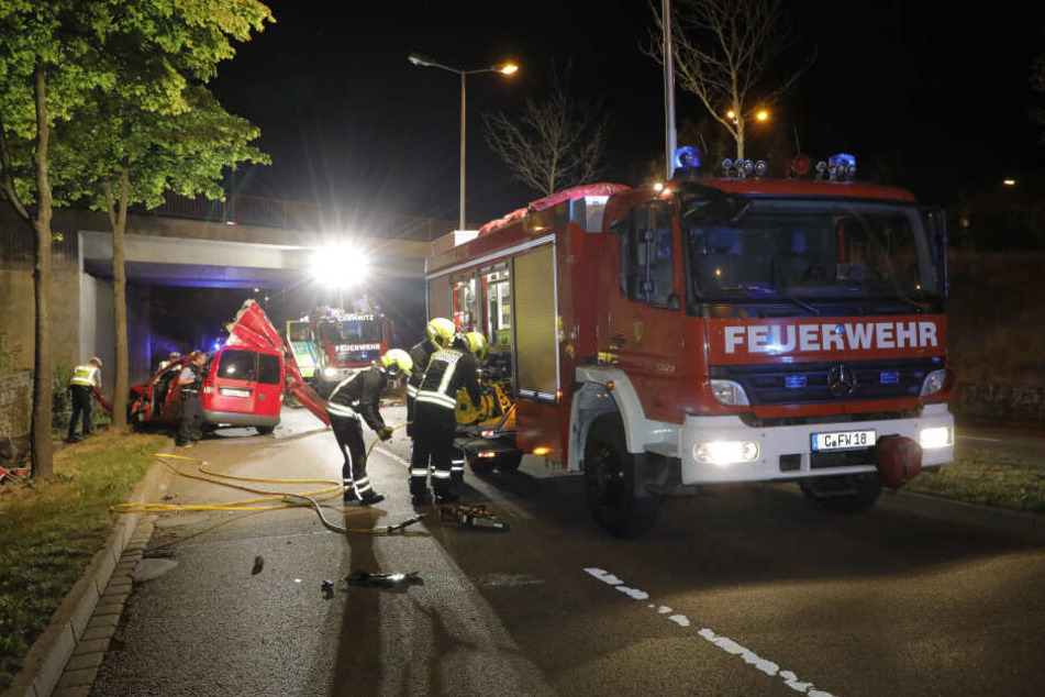 Die Feuerwehr musste den Fahrer aus dem Caddy befreien.