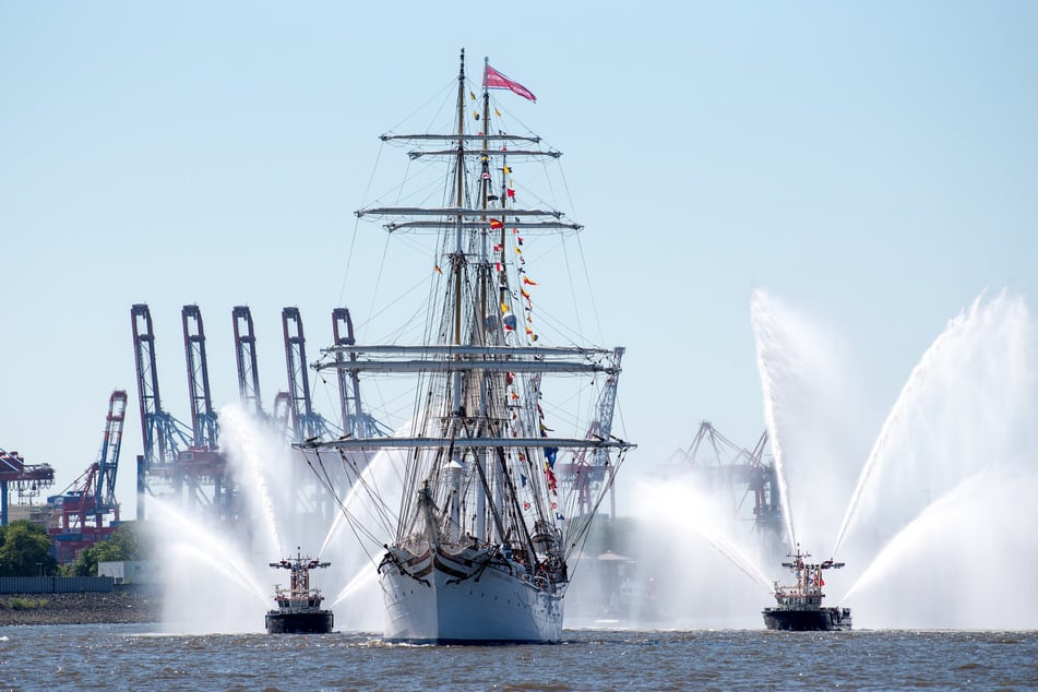 Das Segelschiff "Statsraad Lehmkuhl" fährt während der Einlaufparade in den Hamburger Hafen ein.
