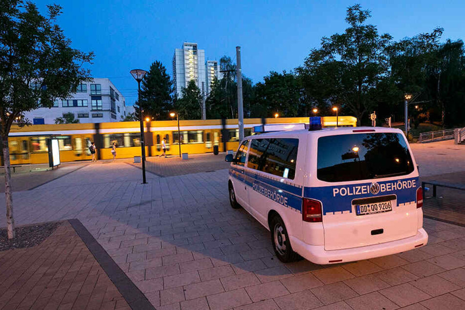 Dienstag bis Sonntag herrscht am Amalie-Dietrich-Platz von 16 bis 4 Uhr striktes Alkoholverbot. Aus juristischen Gründen ist Saufen montags erlaubt.