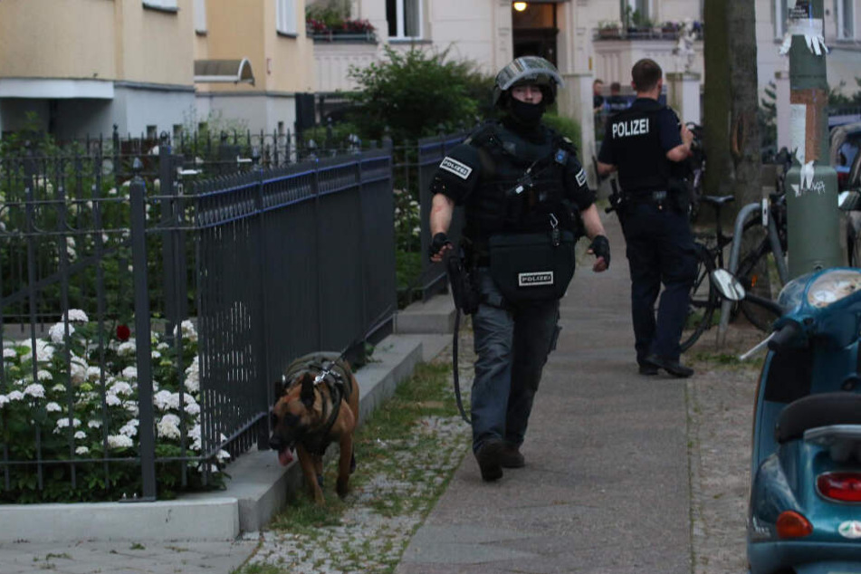 Sechs Einsatzkräfte wurden verletzt.
