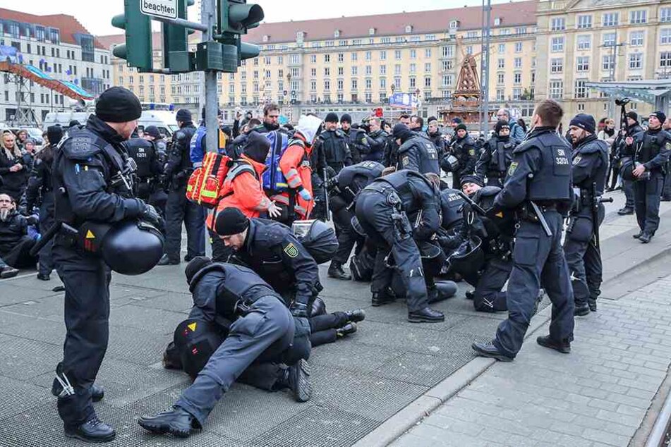 Auf der Wilsdruffer Straße kam es bei einer Blockade von Gegendemonstranten zu kurzen Rangeleien mit der Polizei