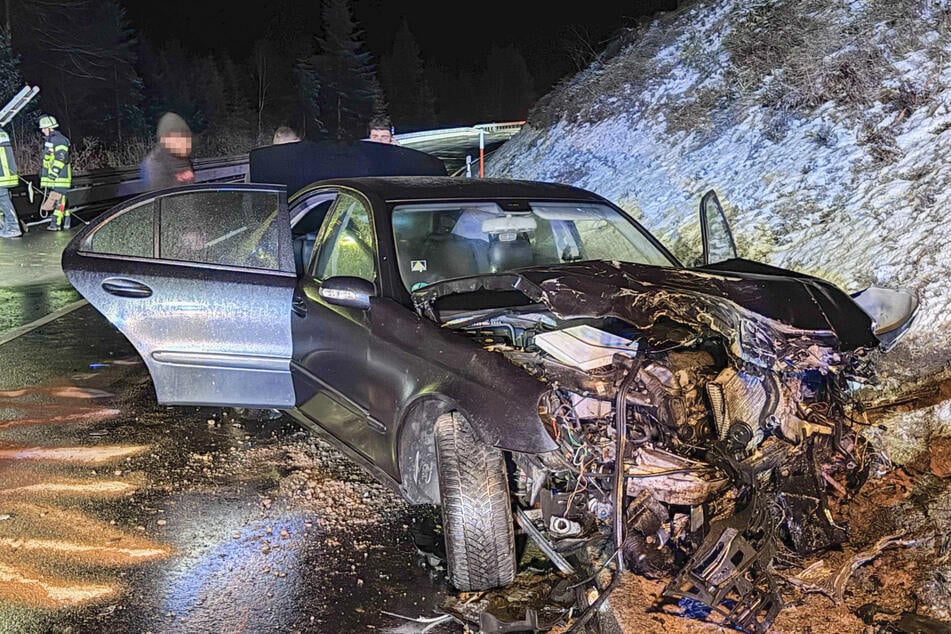 Der Wagen kam aufgrund von Glätte auf die Gegenfahrbahn und stieß frontal mit einem entgegenkommenden Auto zusammen.
