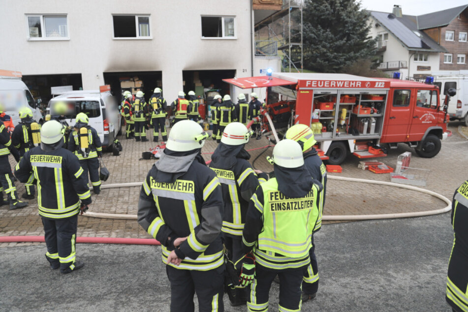 Zahlreiche Einsatzkräfte rückten am Donnerstagmorgen zu einem Brand in Breitenbrunn (Erzgebirge) aus. Eine Heizungsanlage war in Flammen aufgegangen.