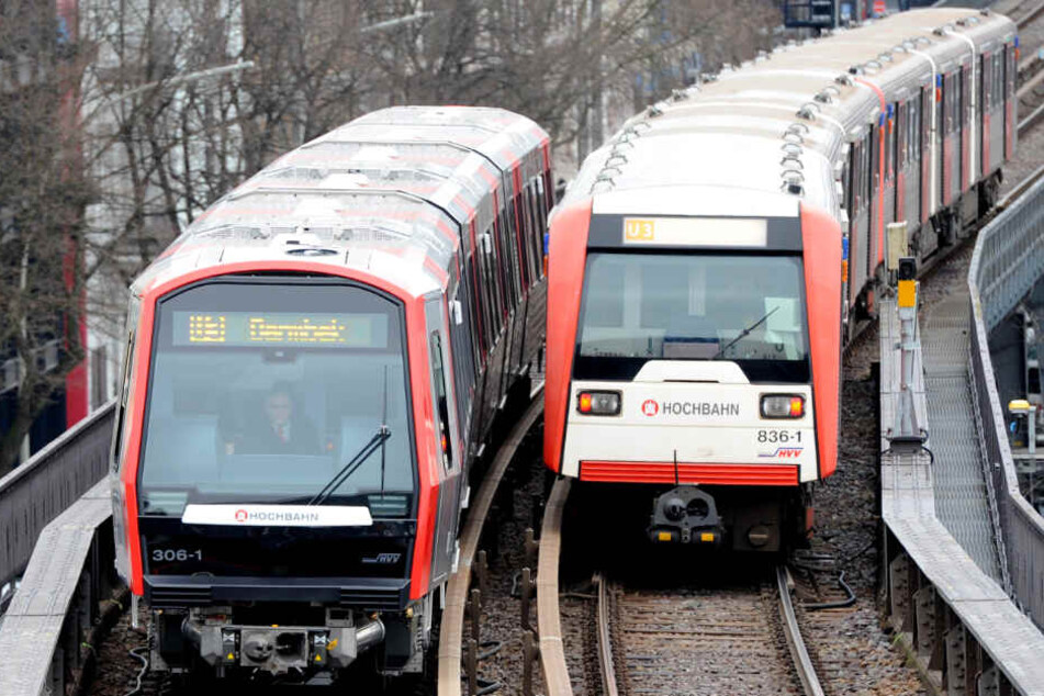 Zwei U-Bahnen begegnen sich im Hamburger Schienennetz. (Archivbild)