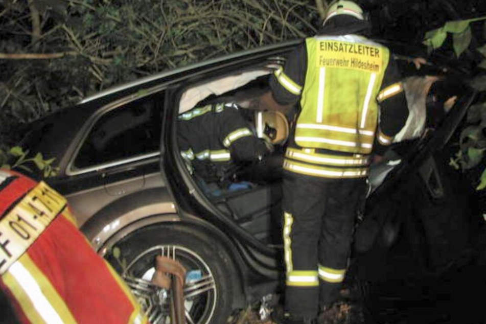 Die Feuerwehr untersuchte nach dem Crash die Unfallstelle.