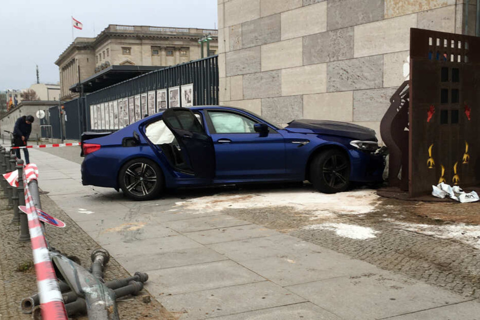 Ein Auto steht nach einem Unfall vor dem Bundesfinanzministerium in Berlin-Mitte.