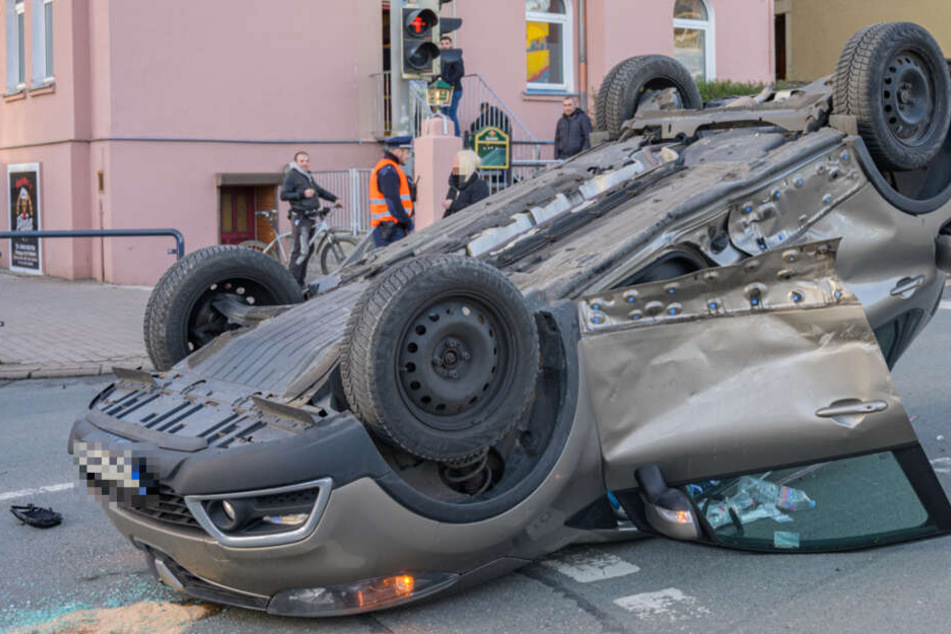 Auto bleibt auf Dach liegen! Schwangere bei Unfall in Weimar verletzt