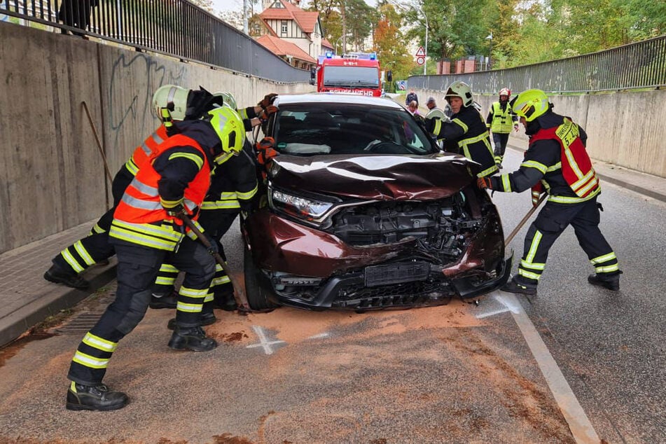 Die Einsatzkräfte sichern einen der Unfallwagen.