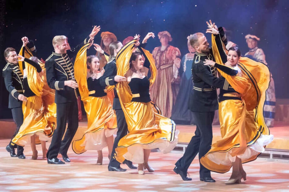 Die Tänzer der Tanzschule Köhler-Schimmel schwebten zur Herbstgala übers Parkett.