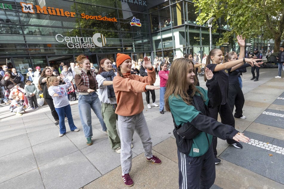 Die gute Laune beim Flashmob-Tanzen steckt an.